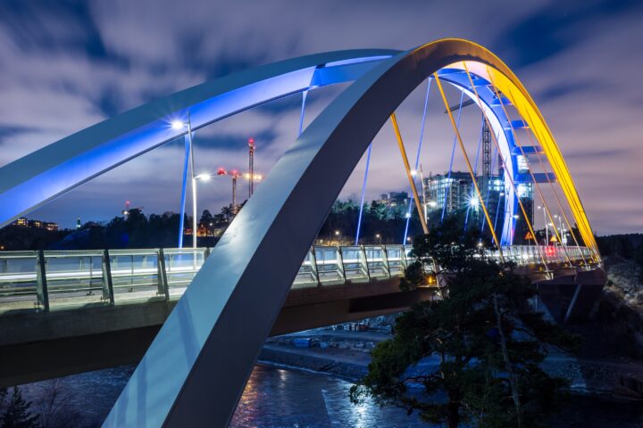 19621556-tunnel-som-leder-till-svindersviksbron-fotat-pa-natten